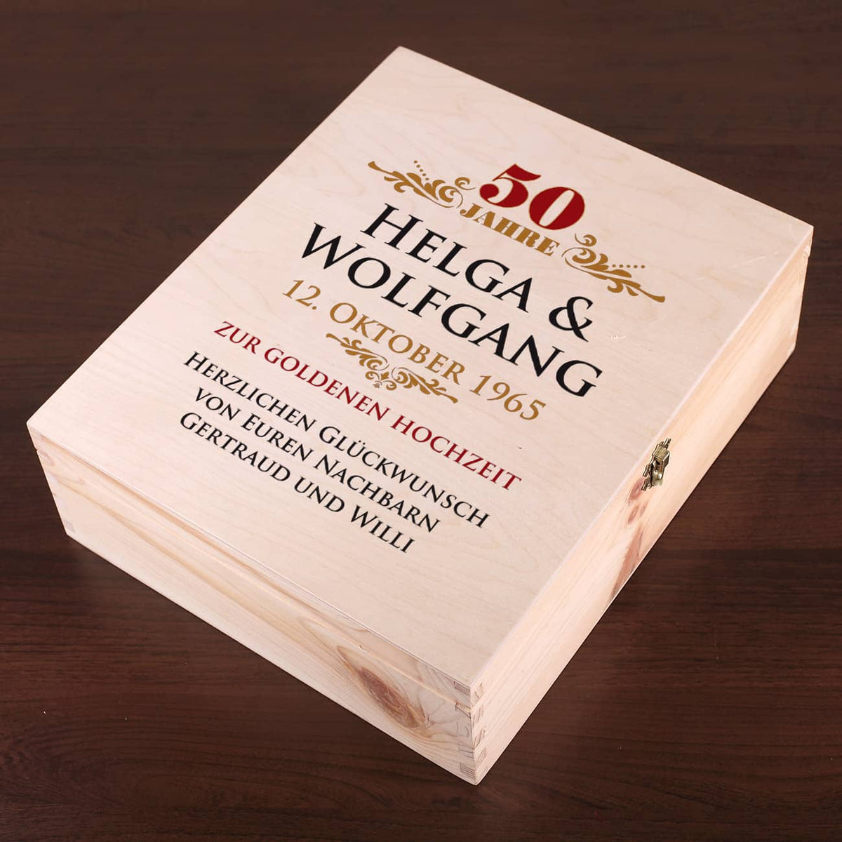 Geschenkverpackung aus Holz mit persönlichem Aufdruck zur goldenen Hochzeit