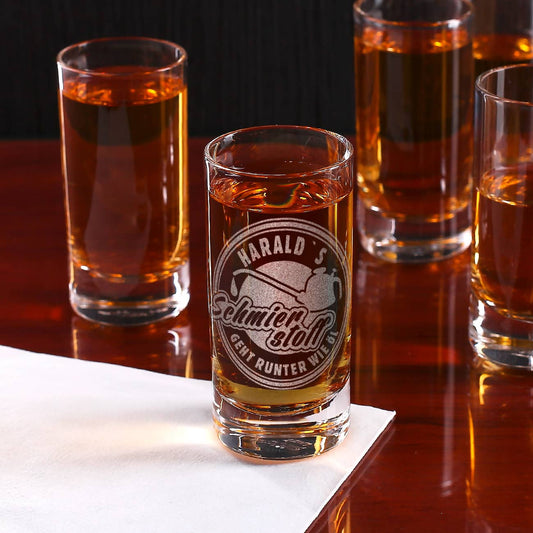 Mit Wunschname Ölkanne und Schmierstoff graviertes Schnapsglas.