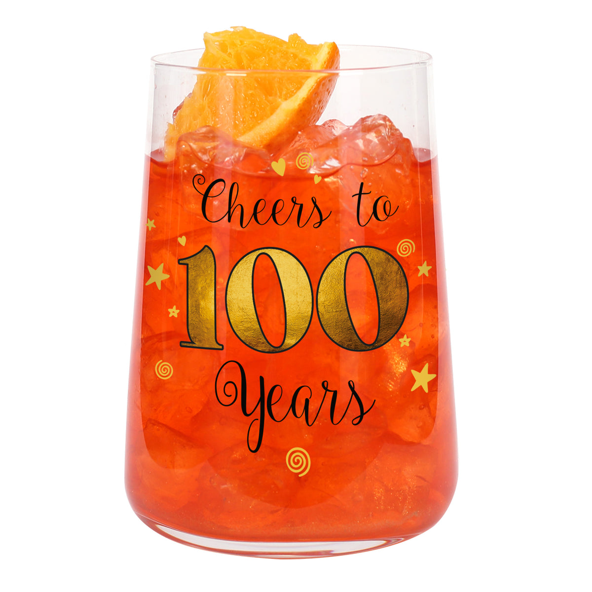 Freigestelltes Trinkglas mit „Cheers to 100 Years“-Aufdruck, orangefarbenem Getränk und Orangenscheibe