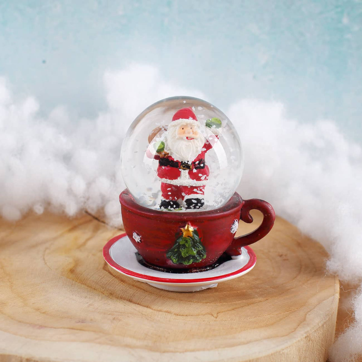 Schneekugel Weihnachtsmann auf roter Tasse