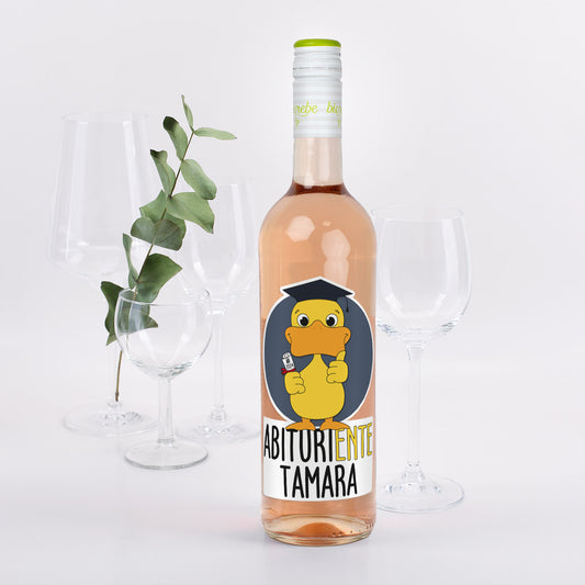 Personalisierte Weinflasche mit Roséwein, Etikett „Abituriente Tamara“ und Ente mit Doktorhut und Diplom, dekoriert mit Gläsern und Eukalyptuszweig