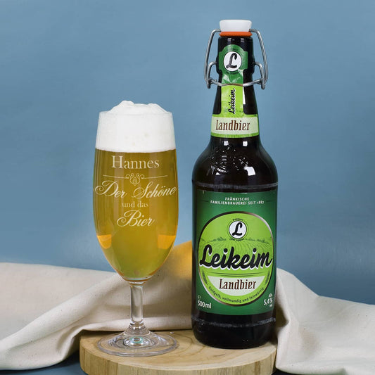 Bierglas mit Namensgravur und Flasche Bier