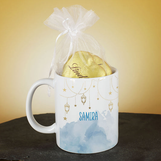 Geschenkset zu Ramadan mit personalisierter Tasse im Laternen-Design und süßer Füllung nach Wahl