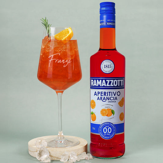 Detailaufnahme des gravierten Namens auf dem Leonardo-Weinglas im Set mit der Flasche Ramazzotti