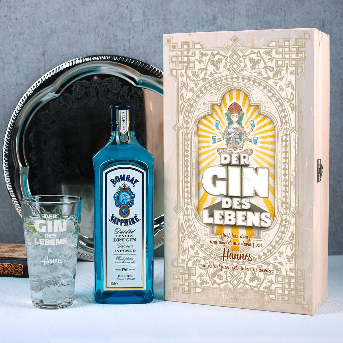 Geschenk-Set für Gin-Liebhaber mit Bombay Sapphire Gin graviertem Glas und bedruckter Holzkiste