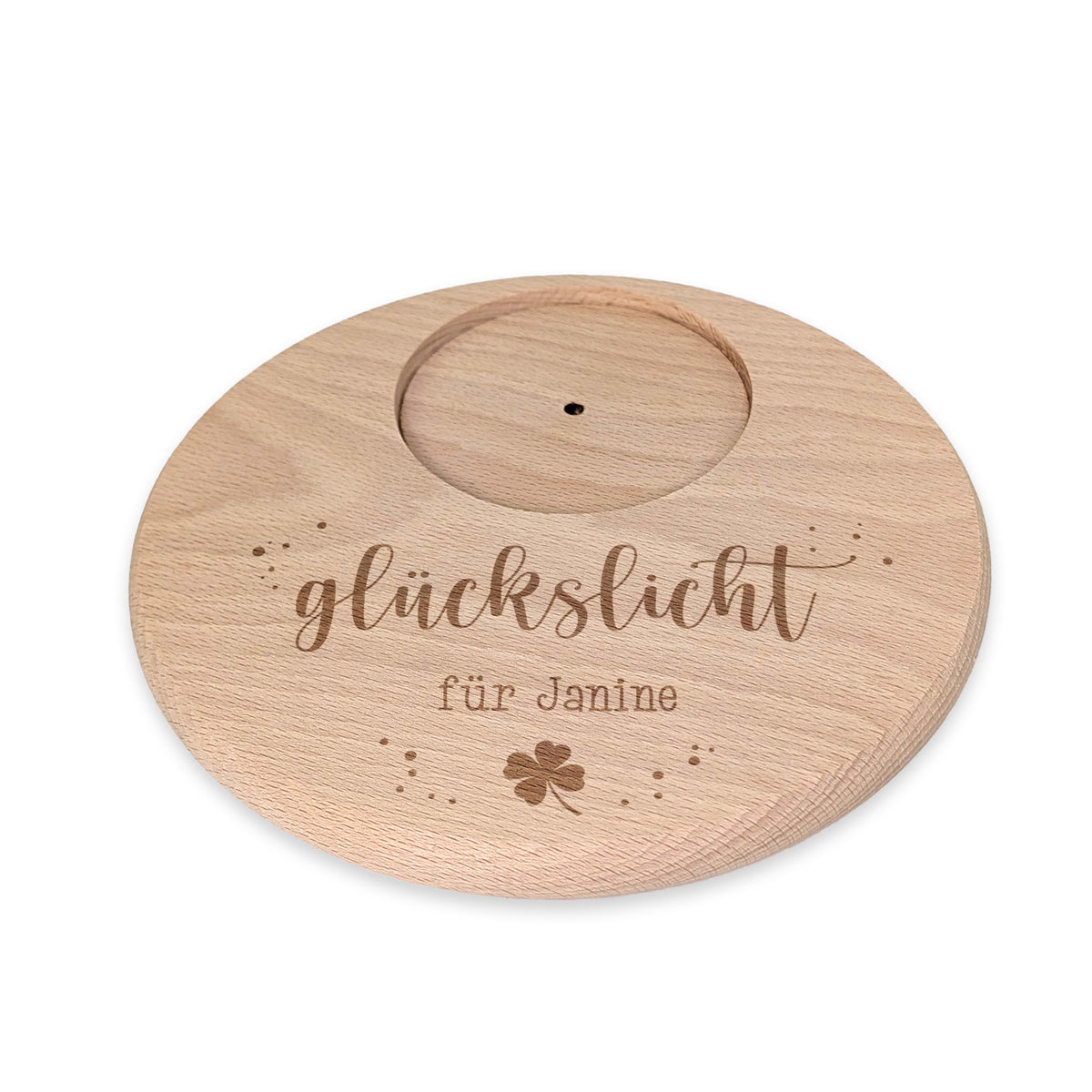 Freigestellter Holzuntersetzer mit Gravur „Glückslicht für Janine“ und Kleeblatt