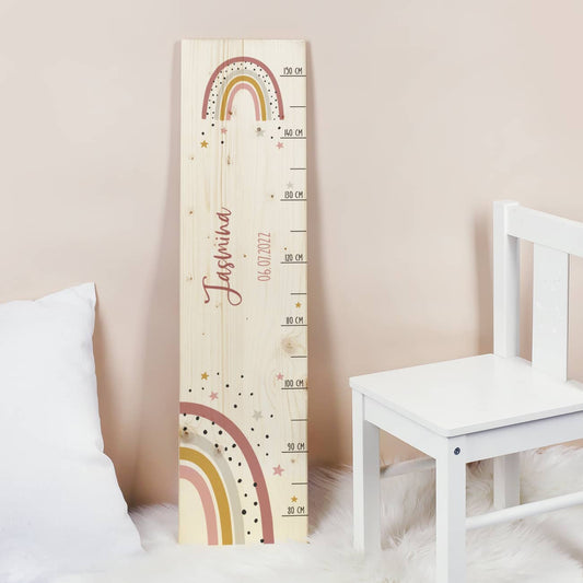 Messlatte aus Holz mit Regenbogen Motiv mit Name und Datum