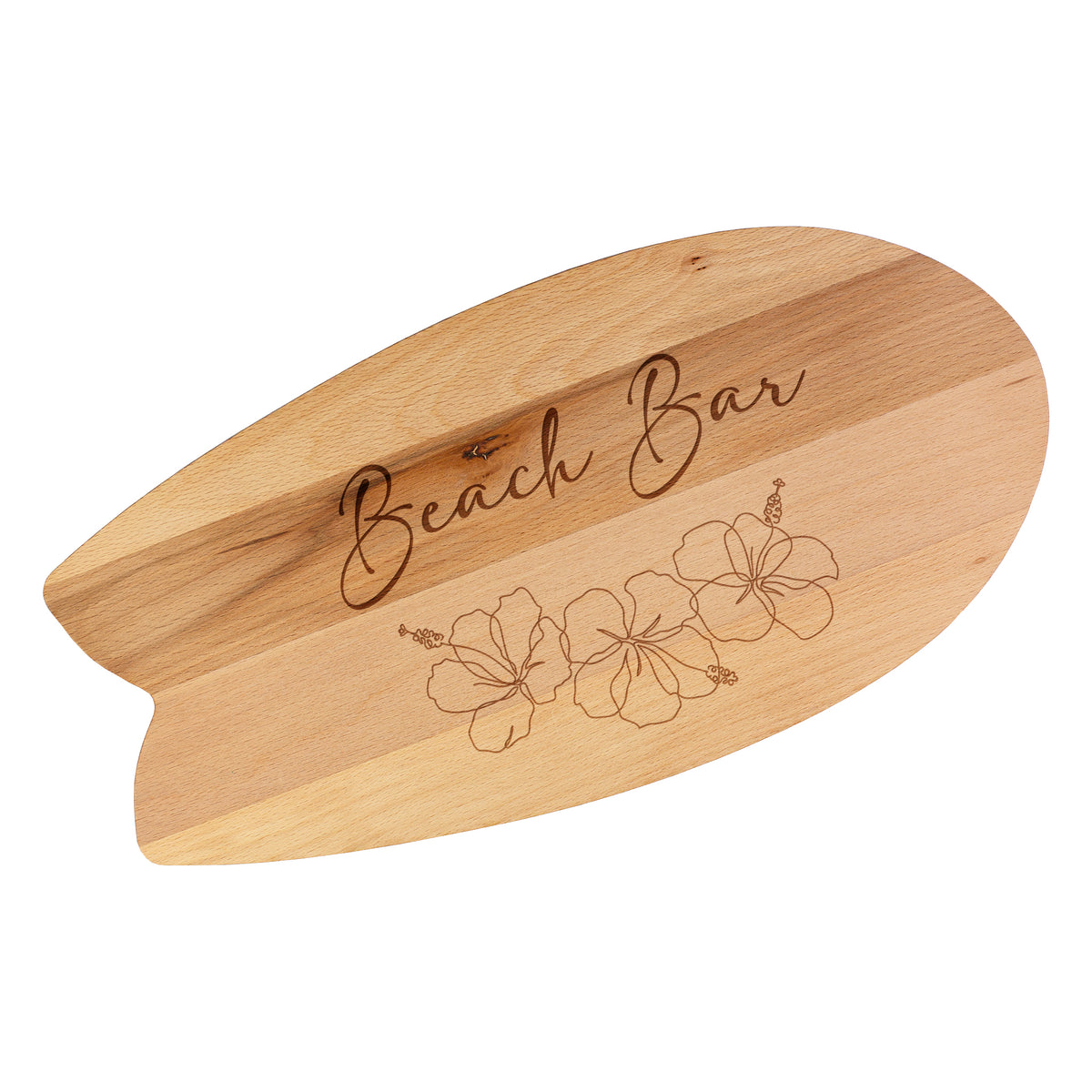 Holz-Servierbrett in Surfbrett-Form freigestellt mit Gravur „Beach Bar“ und Hibiskusmotiv