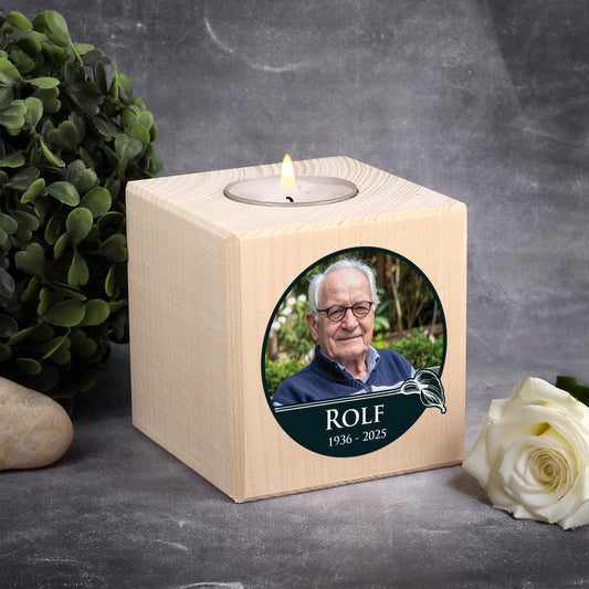 Personalisierter Teelichthalter aus Holz mit Calla-Motiv, Foto, Name & Datum – frontal fotografiert