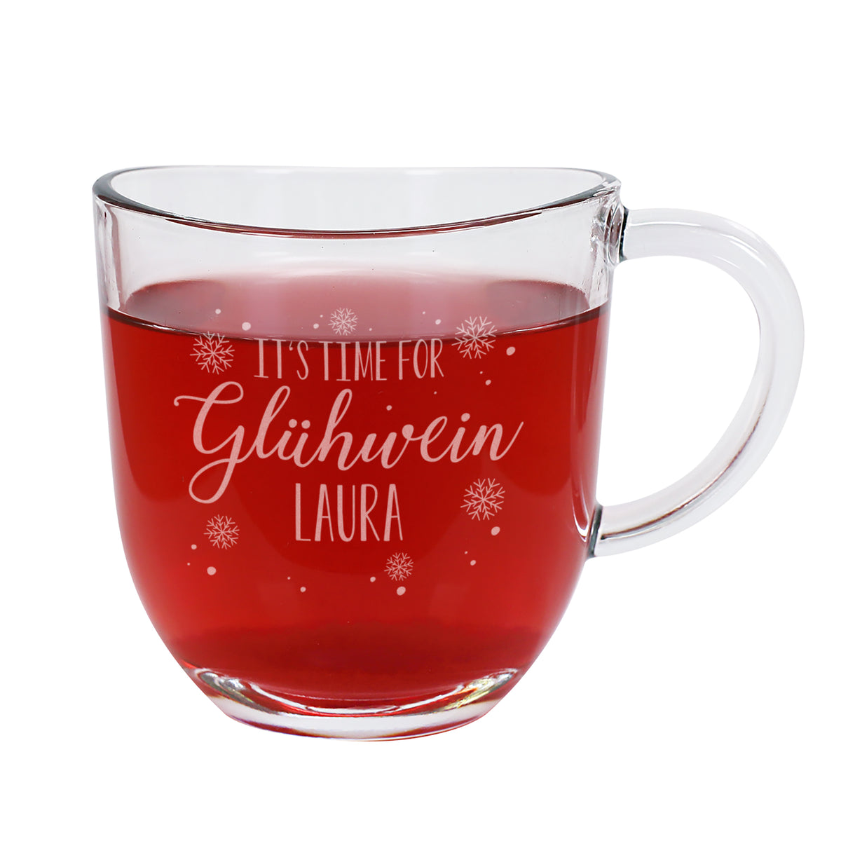 Freigestellte Glühwein-Tasse aus Glas mit Gravur „It’s time for Glühwein Laura“