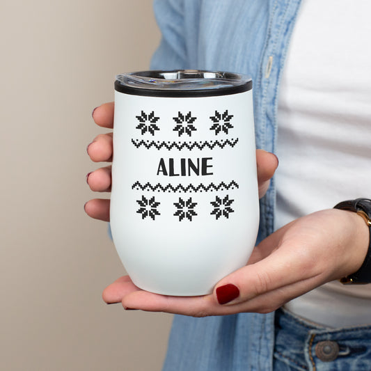 Weiße Thermotasse mit Strickmuster und Namensaufdruck Aline in Händen gehalten