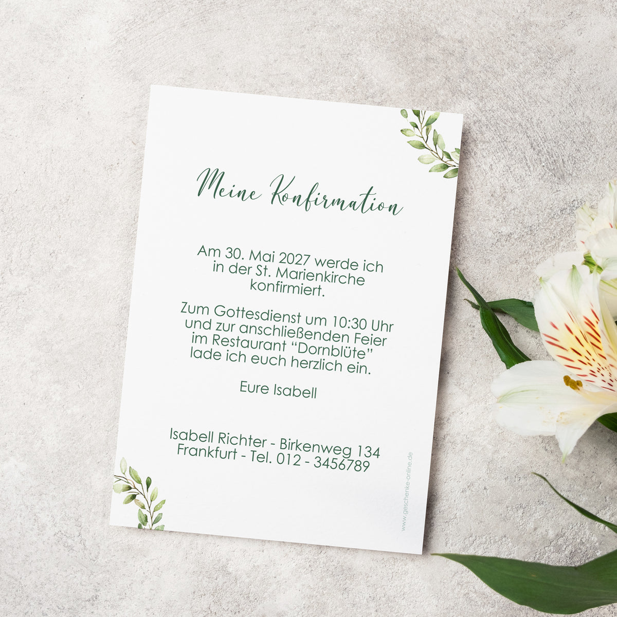 Rückseite einer eleganten Einladungskarte zur Konfirmation mit personalisiertem Einladungstext. Stilvolles Design mit grüner Schrift und dezenten Eukalyptus-Elementen auf hochwertigem Feinstpapier.