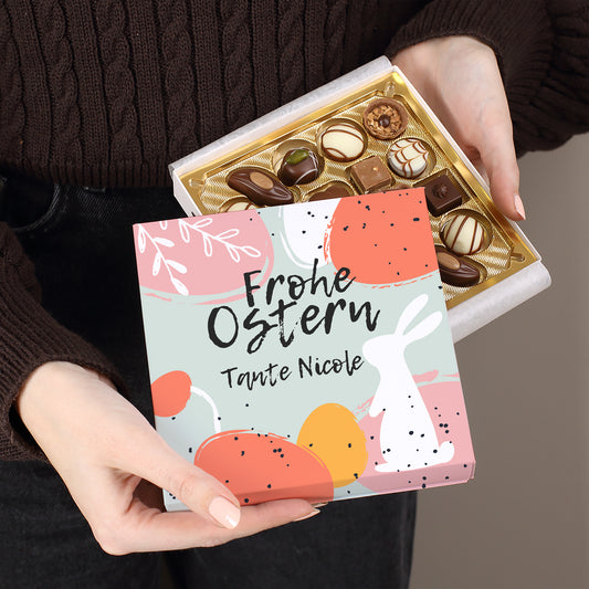 Geöffnete Lindt Pralinenbox „Frohe Ostern“ mit Name Tante Nicole und 100 g Mini-Pralinés