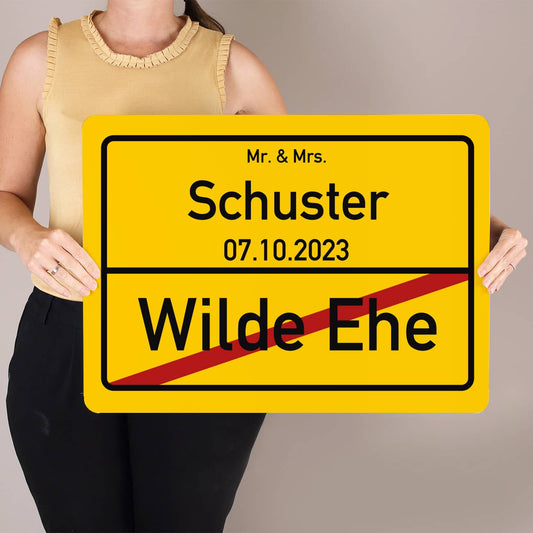 Ortsschild zur Hochzeit mit Wunschname und Datum