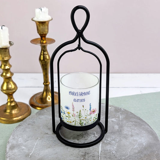 Windlicht von Ritzenhoff mit Blumenwiese-Motiv und personalisiertem Text – frontal fotografiert