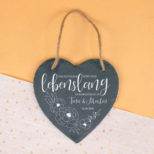 Schieferherz als Hochzeitsgeschenk mit Namen des Brautpaares, Datum und romantischem Blumenmotiv