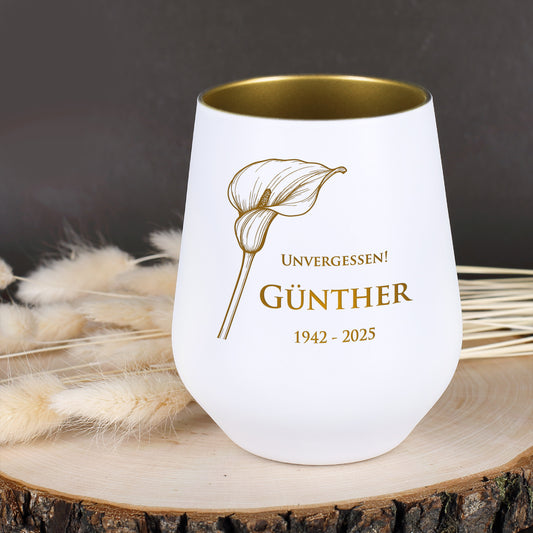 Weißes Windlicht mit Calla-Motiv, graviert mit "Unvergessen! Günther 1942–2025", goldfarbene Innenseite, dekorativ auf Holzplatte