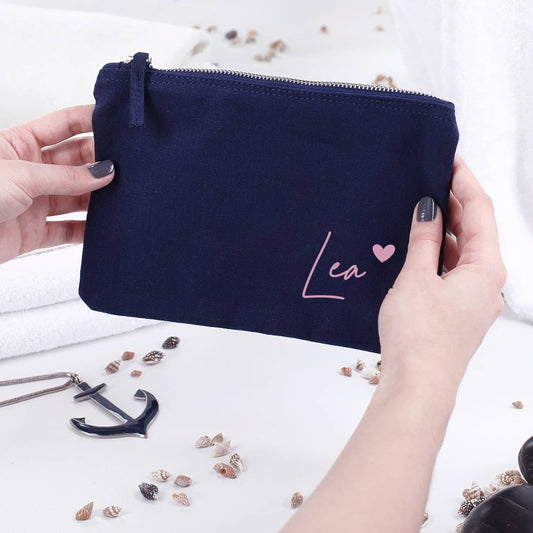 Dunkelblaues Beautycase mit Name und Herz