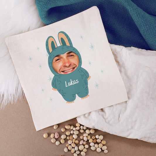 Personalisierbares Kirschkernkissen in Türkis mit Monster-Motiv und Foto, Name „Lukas“
