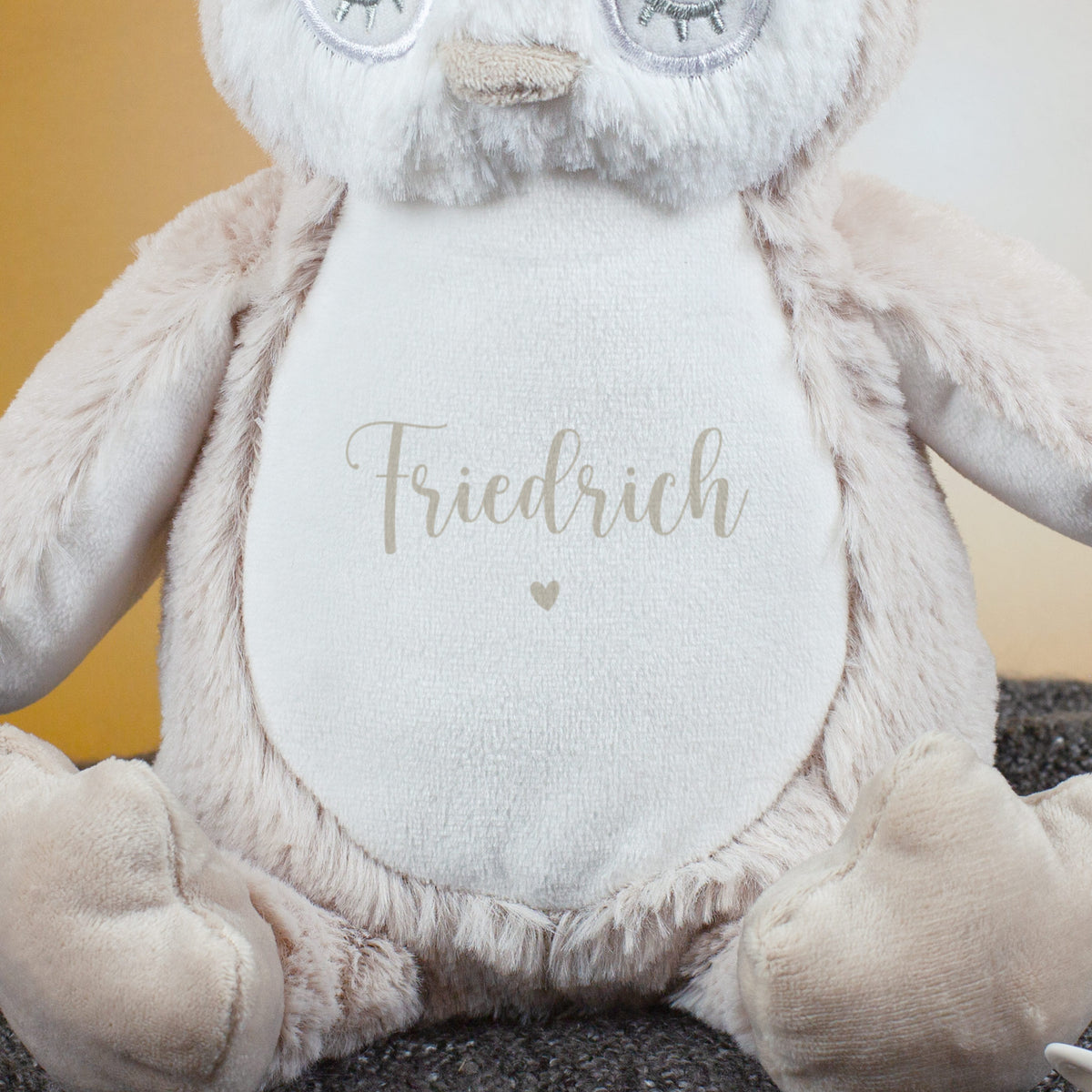 Vorderansicht des Eulenbauchs mit grauer Personalisierung „Friedrich“ über einem kleinen Herzmotiv.