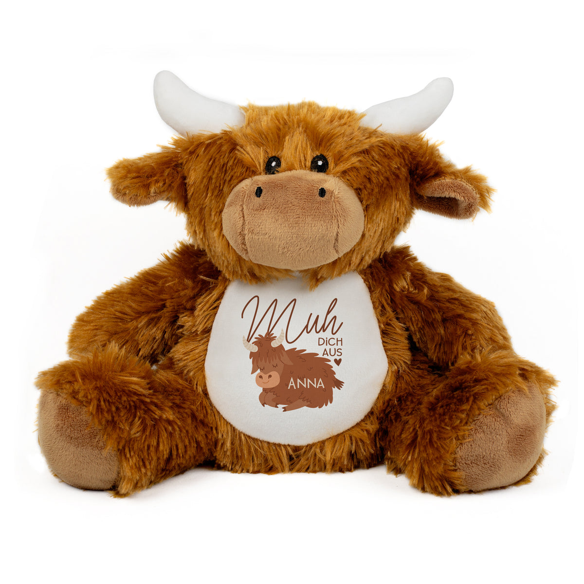 Freigestellte Kuscheltier-Kuh mit Spruch „Muh dich aus“ und personalisiertem Namen Anna, sitzend auf weißem Hintergrund – Vorderansicht mit vollständigem Motiv sichtbar.