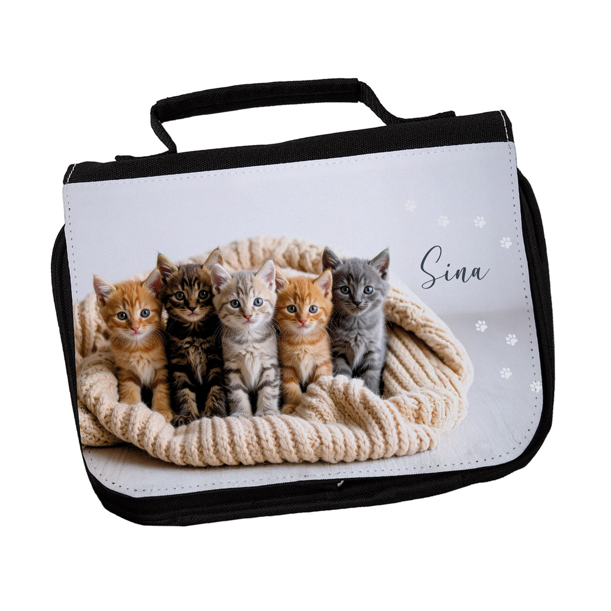 Waschtasche mit fünf süßen Katzen und Name Sina, freigestellt auf Weiß.