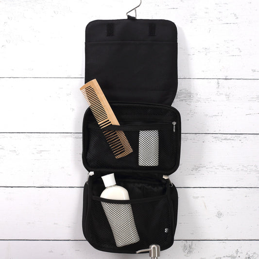 Innenansicht der Waschtasche mit Netzfächern, Reißverschlüssen und Pflegeprodukten