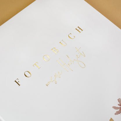 Fotoalbum Hochzeit mit Wildblumen-Design und Goldprägung, personalisiert mit Namen und Datum