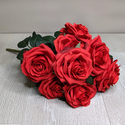 Nahaufnahme der Blütenköpfe der roten Seidenrosen