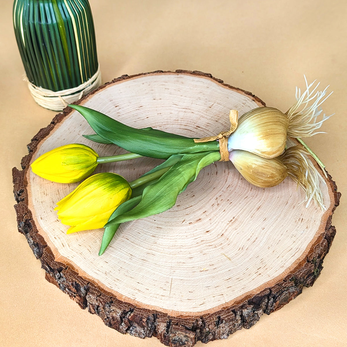 Seitenansicht des Tulpenbund mit gelben Blüten und Zwiebeln