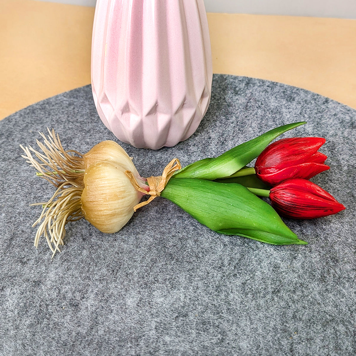 Seitenansicht des Tulpenbund mit roten Blüten und Zwiebeln