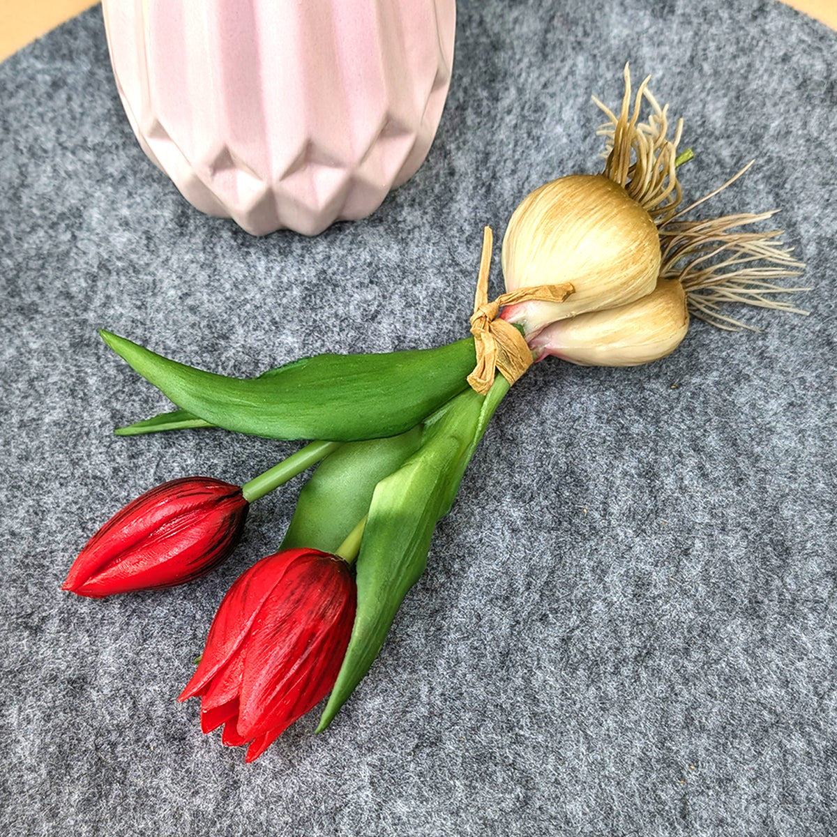 Tulpenbund mit roten Blüten und Zwiebeln
