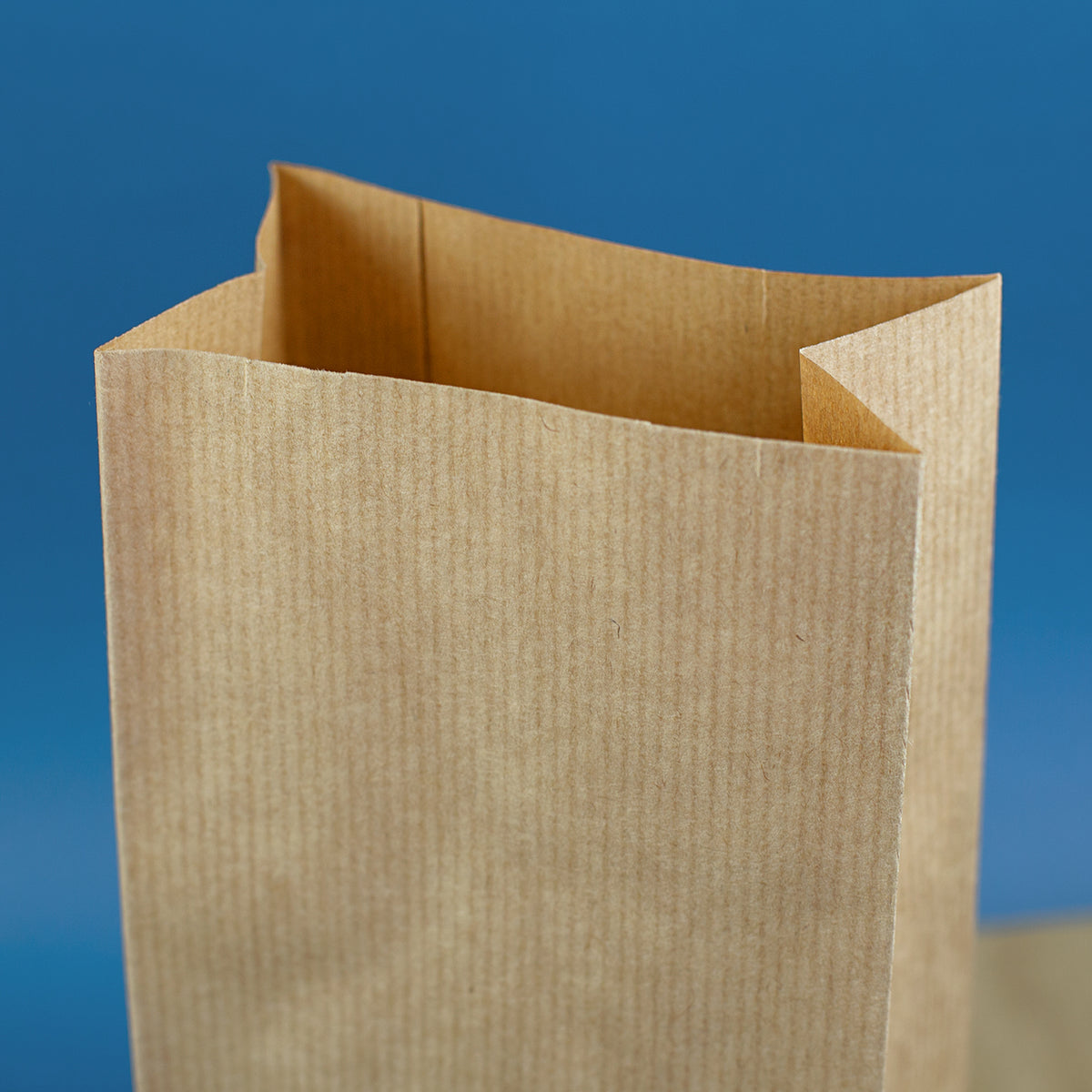 Nahaufnahme der oberen Kante eines Blockbodenbeutels aus Papier für Adventskalender