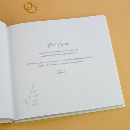 Innenseite Gästebuch Hochzeit mit Einleitungsseite „Liebe Gäste“ und dekorativen Illustrationen