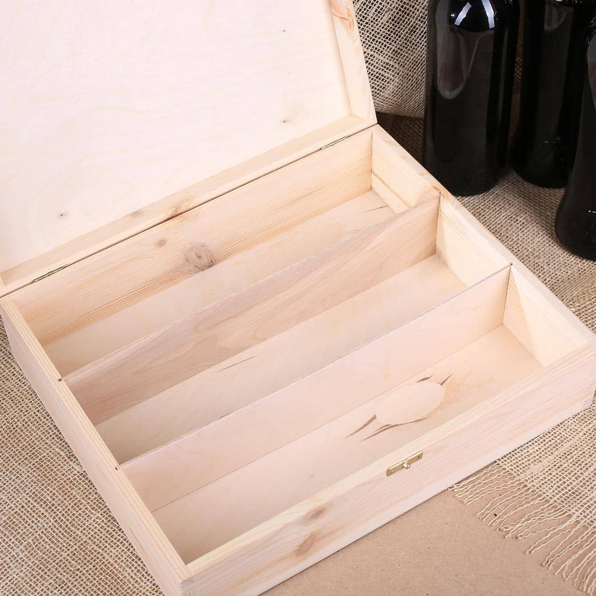 Holzbox Innenansicht mit Einteilung für 3 Flaschen