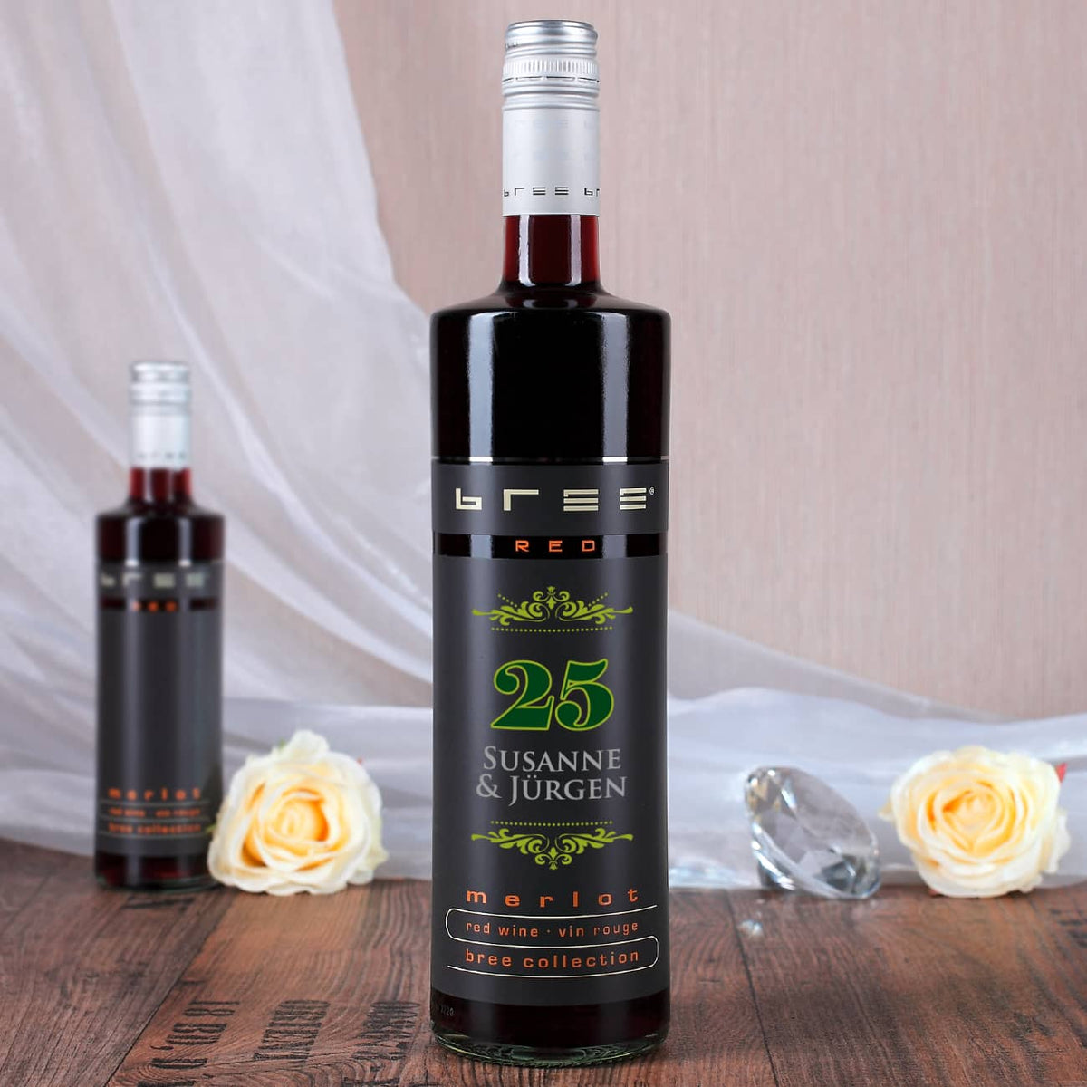 Rotwein Bree mit Aufdrucker der Namen des Paares, der Zahl 25 und Ornamenten