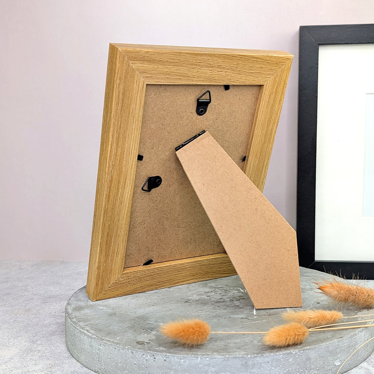 Rückseite des Bilderrahmen aus Holz mit weißem Innenrand