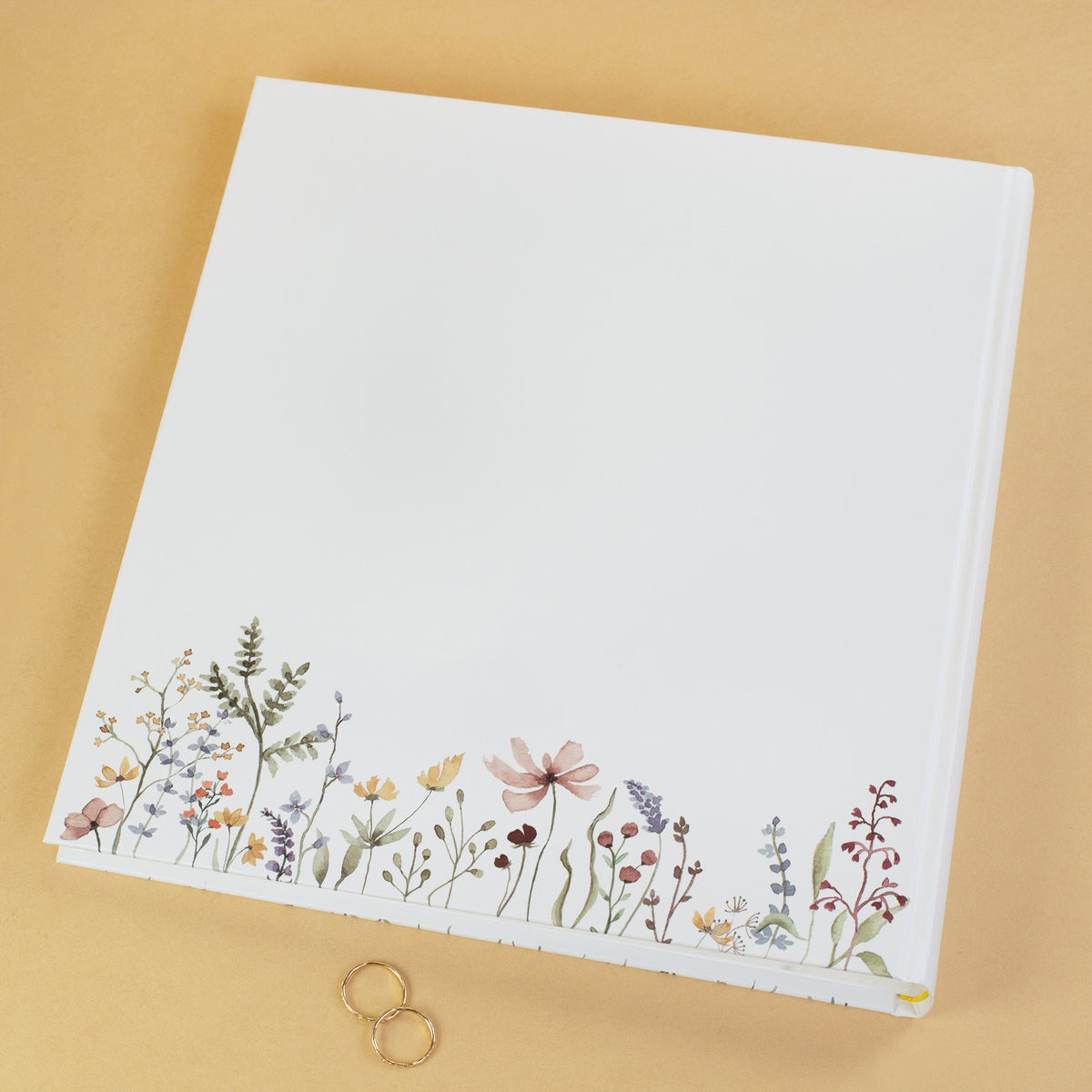 Rückseite des Fotoalbums Hochzeit im weißen Hardcover mit Wildblumen-Design