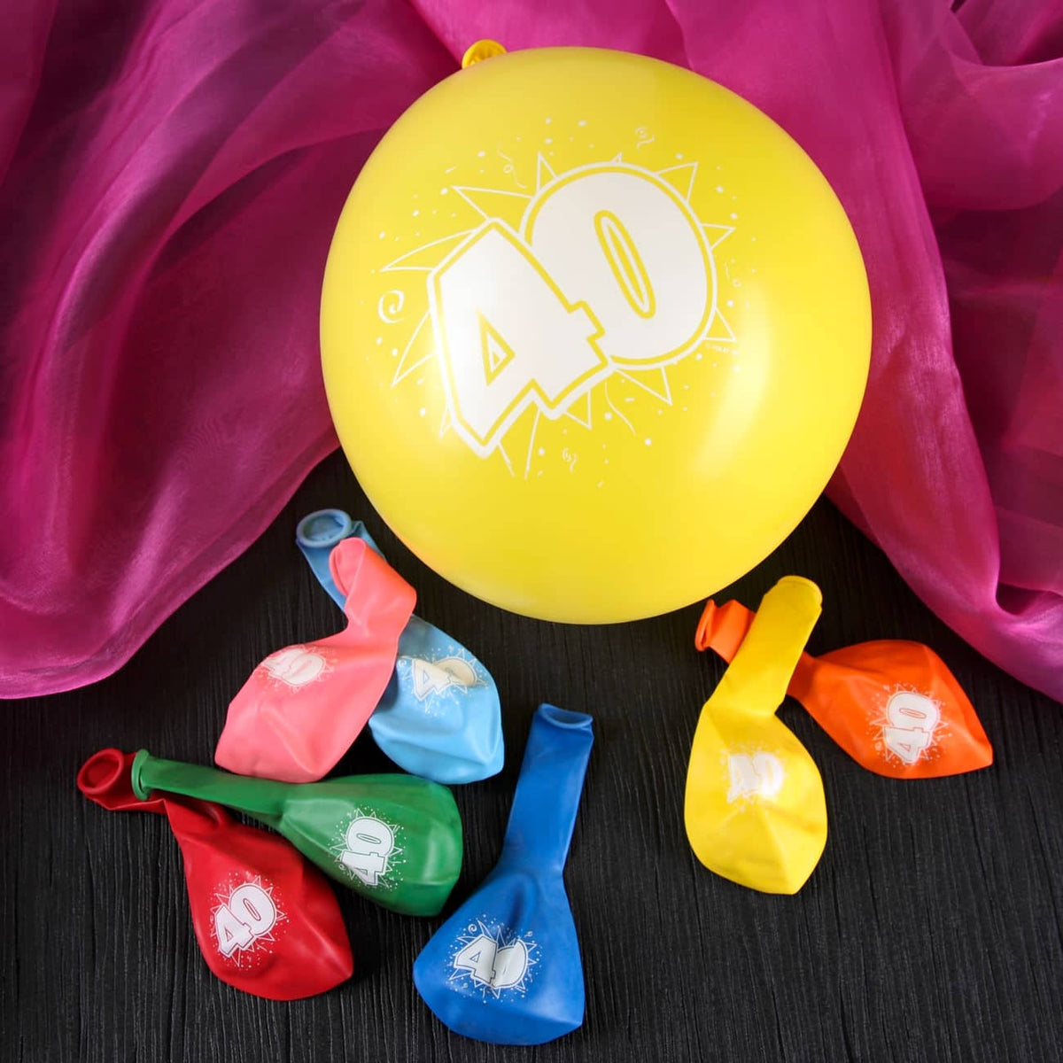 8 bunte Luftballons zum 40. Geburtstag
