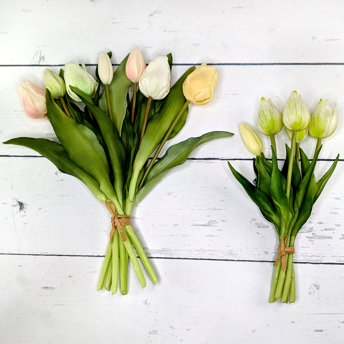 Zwei Tulpensträuße nebeneinander – 7er und 5er Variante auf hellem Holzuntergrund