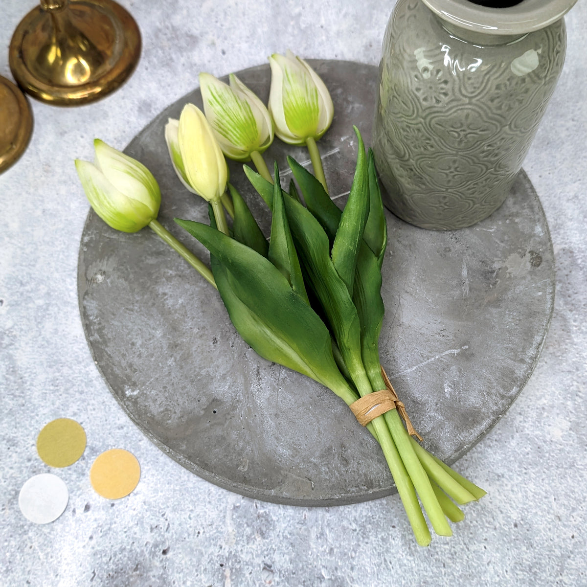 Kleiner Tulpenstrauß mit 5 Seidenblumen neben Vase auf Betonoptik-Dekoteller