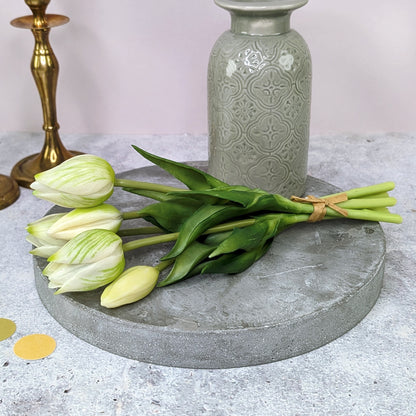 Seitliche Ansicht des kleinen Tulpenstraußes neben Vase und goldenen Kerzenhaltern