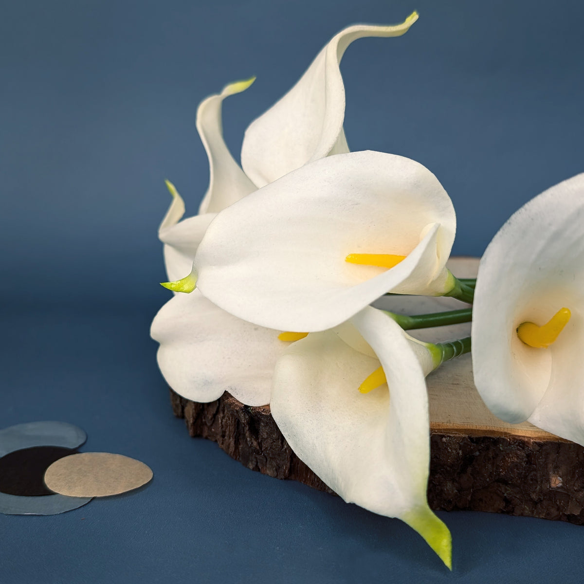 Einzelne Calla-Seidenblume in Nahansicht – naturgetreues Design