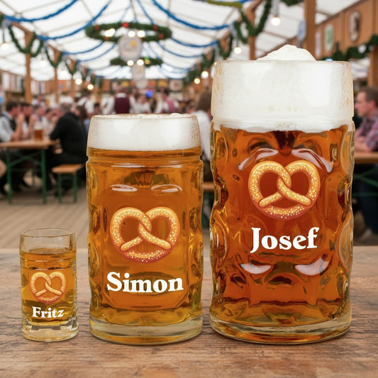 Drei Glasgrößen im Vergleich mit Brezel-Motiv und Namensaufdruck Fritz, Simon und Josef in einem Bierzelt