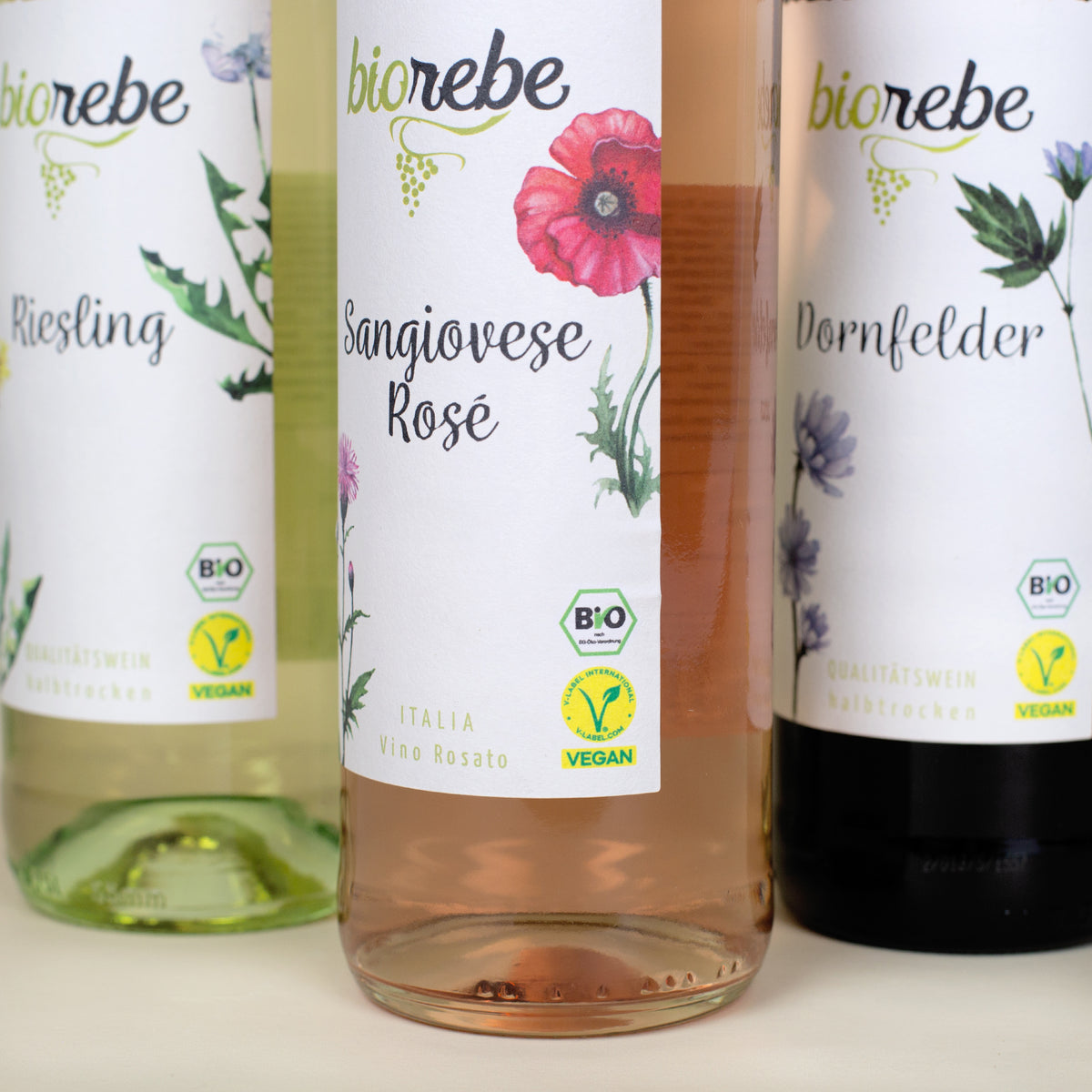 Drei Bio-Weine von biorebe – Riesling, Sangiovese Rosé und Dornfelder – Rückansicht mit Produktetiketten