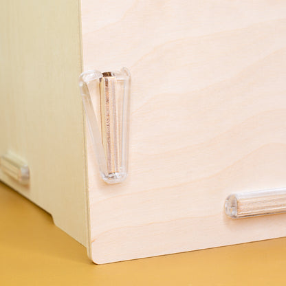 Detailaufnahme der clipfritz® Verbindungsklammern aus transparentem Polycarbonat