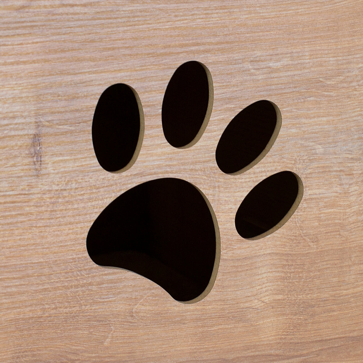 Nahaufnahme des Pfotenabdruck-Ausschnitts an der Rückseite des Katzenhauses in Eiche-Optik