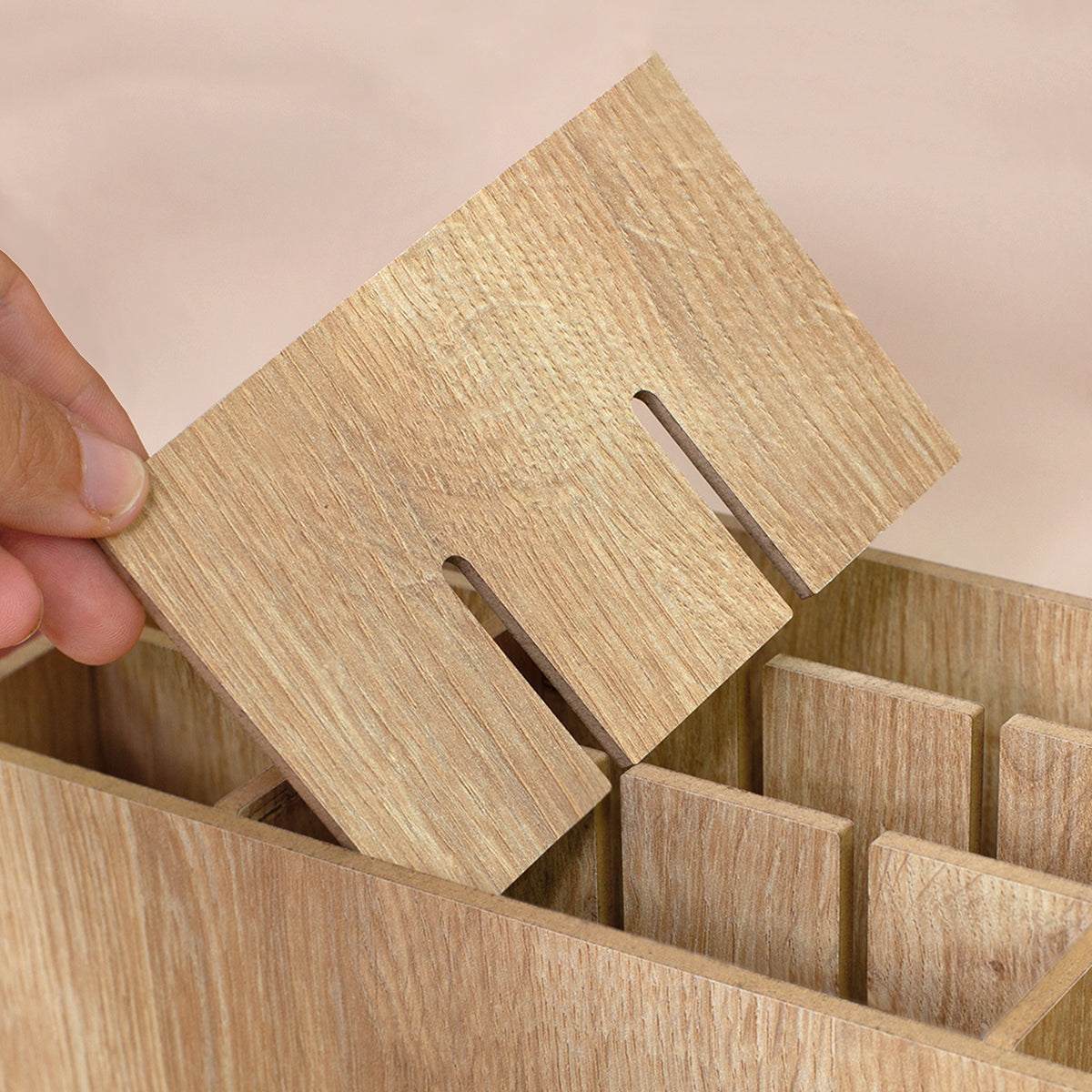 Stiftebox in Holzoptik mit einsetzbarer Trennplatte zur individuellen Fachaufteilung