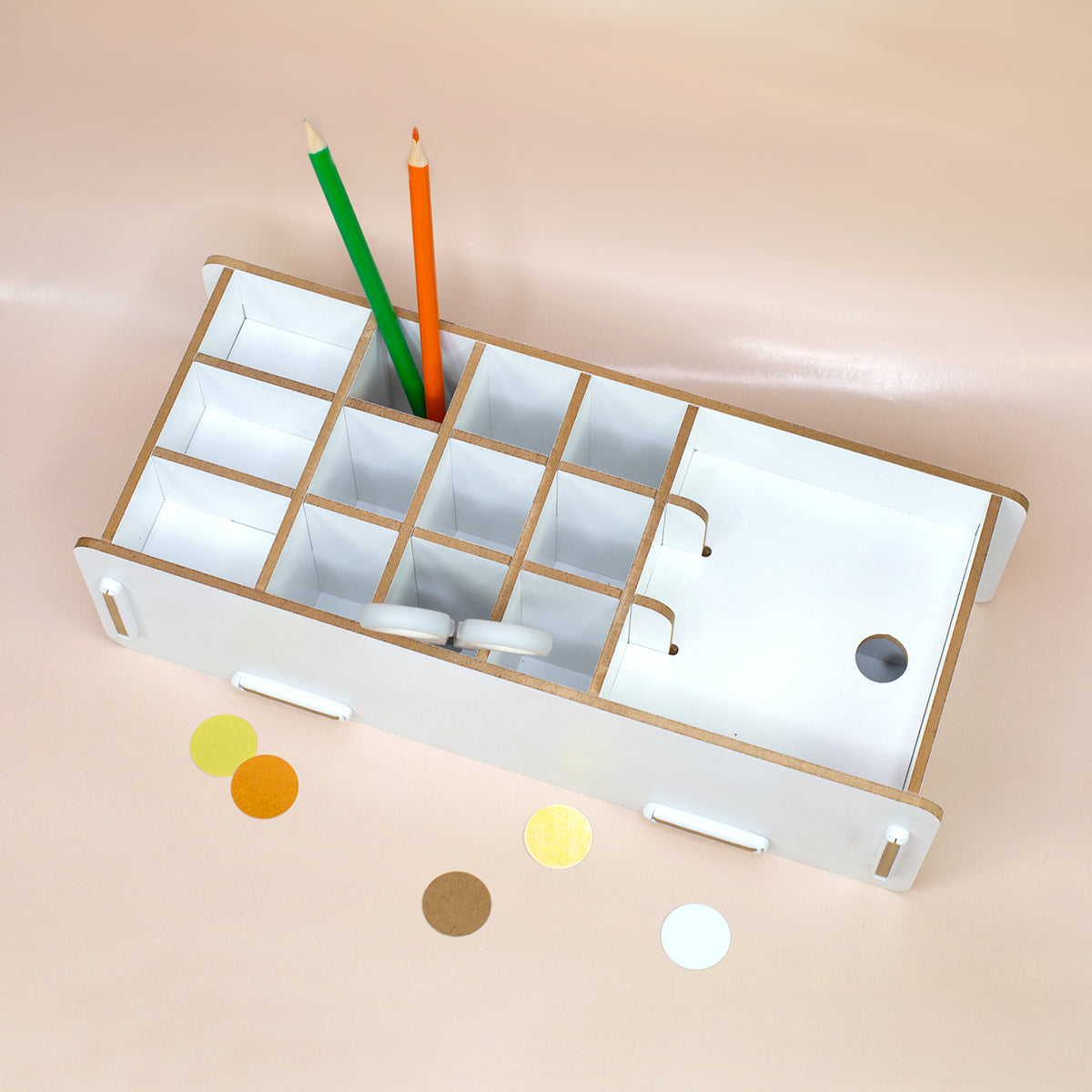 Weißer Make-up Organizer von oben mit 16 Fächern und zwei eingesetzten Stiften