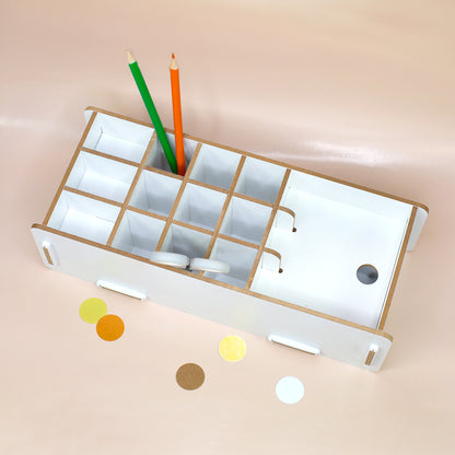 Weißer Make-up Organizer von oben mit 16 Fächern und zwei eingesetzten Stiften